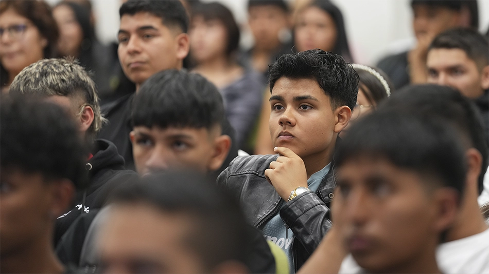 Estudiantes consultando preguntas frecuentes de admisiones UNIMAYOR