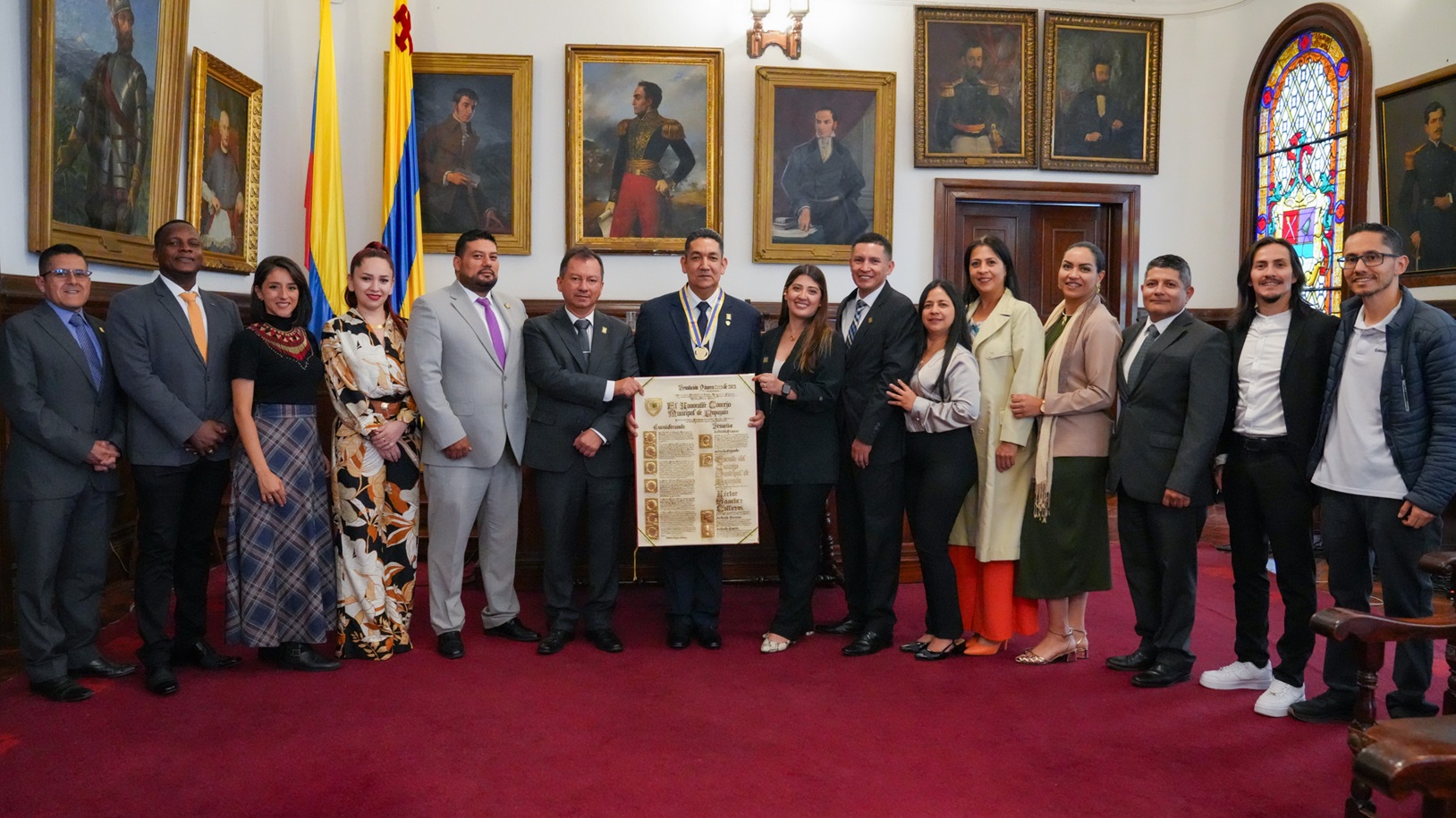 Rector de UNIMAYOR recibe el Gran Escudo del Concejo Municipal de Popayán. 